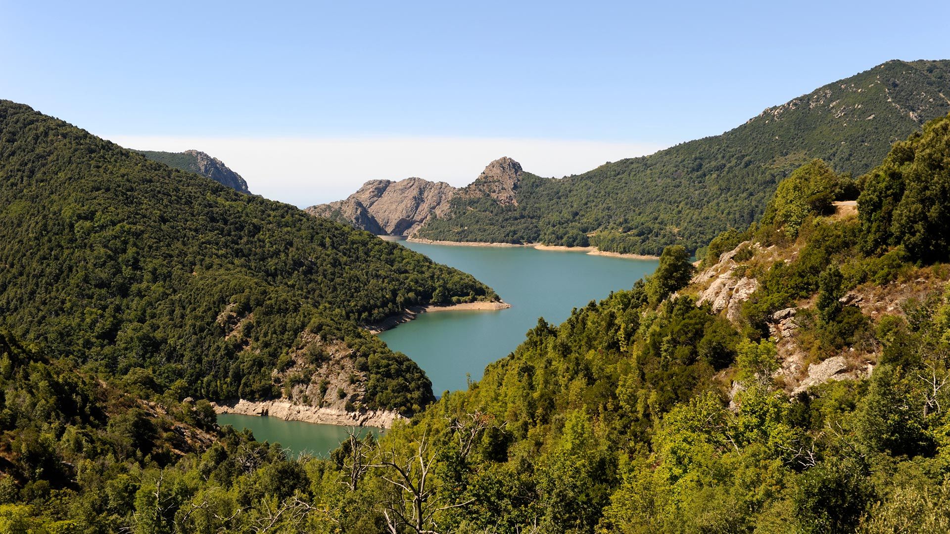 Vue sur les montagnes Corse pres de l'hotel Artemisia