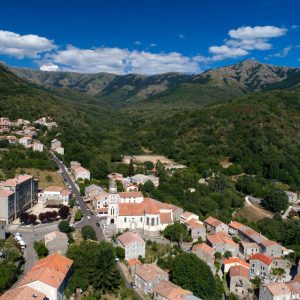 Vue de haut sur le village - Hotel Fontvieille, A Bella Scusa Maison d'hôtes de charme en Corse du Sud
